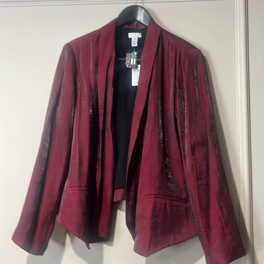 NWT! Beautiful Chicos drape-front metallic Sultry Red jacket w/pockets. Size 3